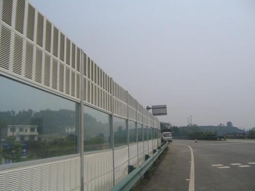 郑州护栏网厂金属声屏障的应用与优势